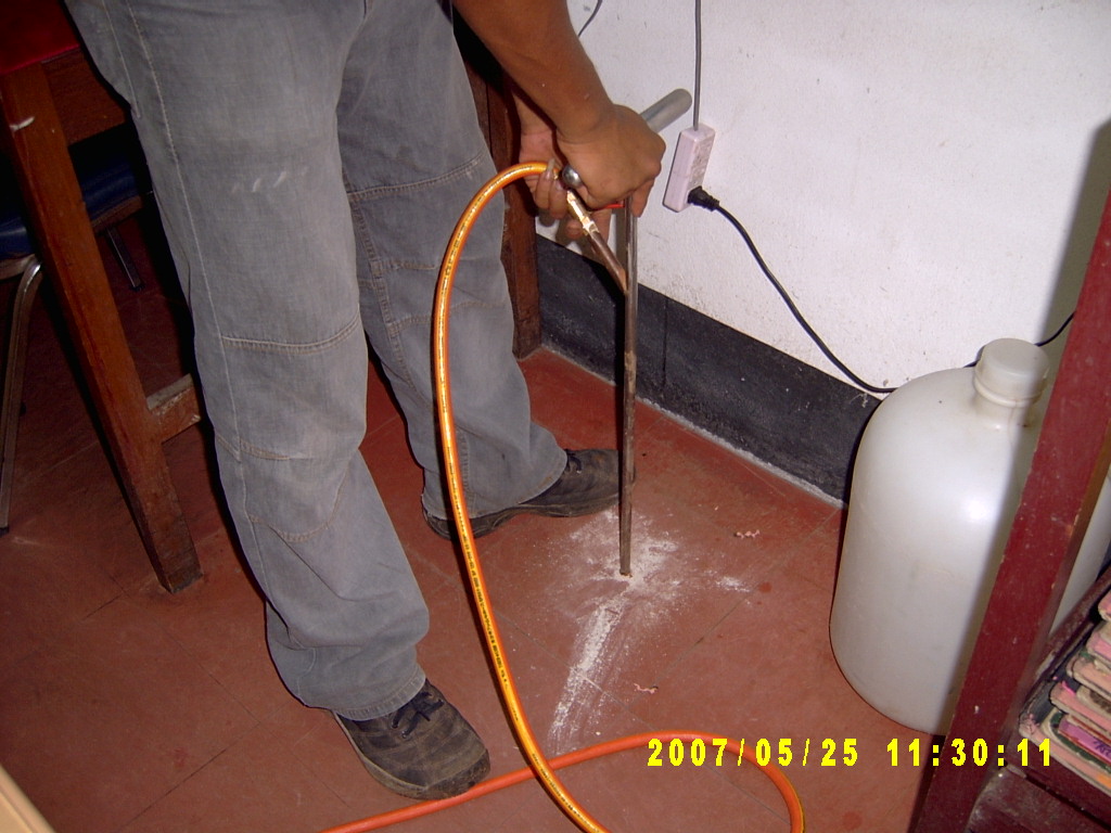 อัดน้ำยาลงในรูที่เจาะ