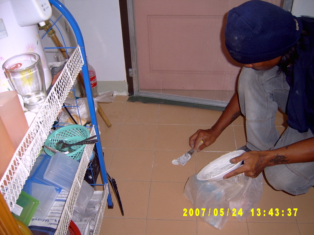 เจ้าหน้าที่กำลังอุดรูที่เจาะ