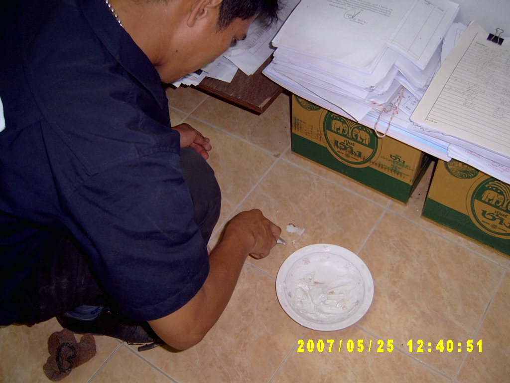 เจ้าหน้าที่กำลังอุดรูที่เจาะ